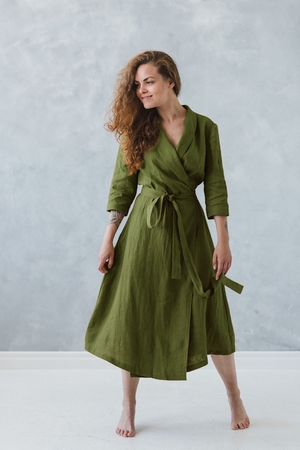 Originální zavinovací 100% lněné maxi šaty Lotika z české dílny s šálovým límcem v ryze ženském stylu, jsou